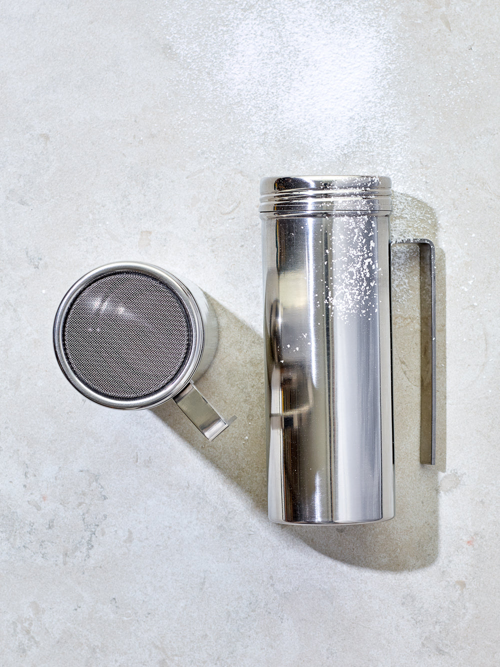 Sugar shaker with handle