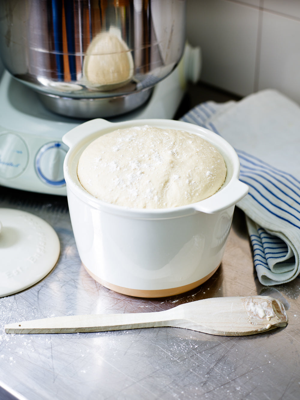 Dough spatula with wooden handle