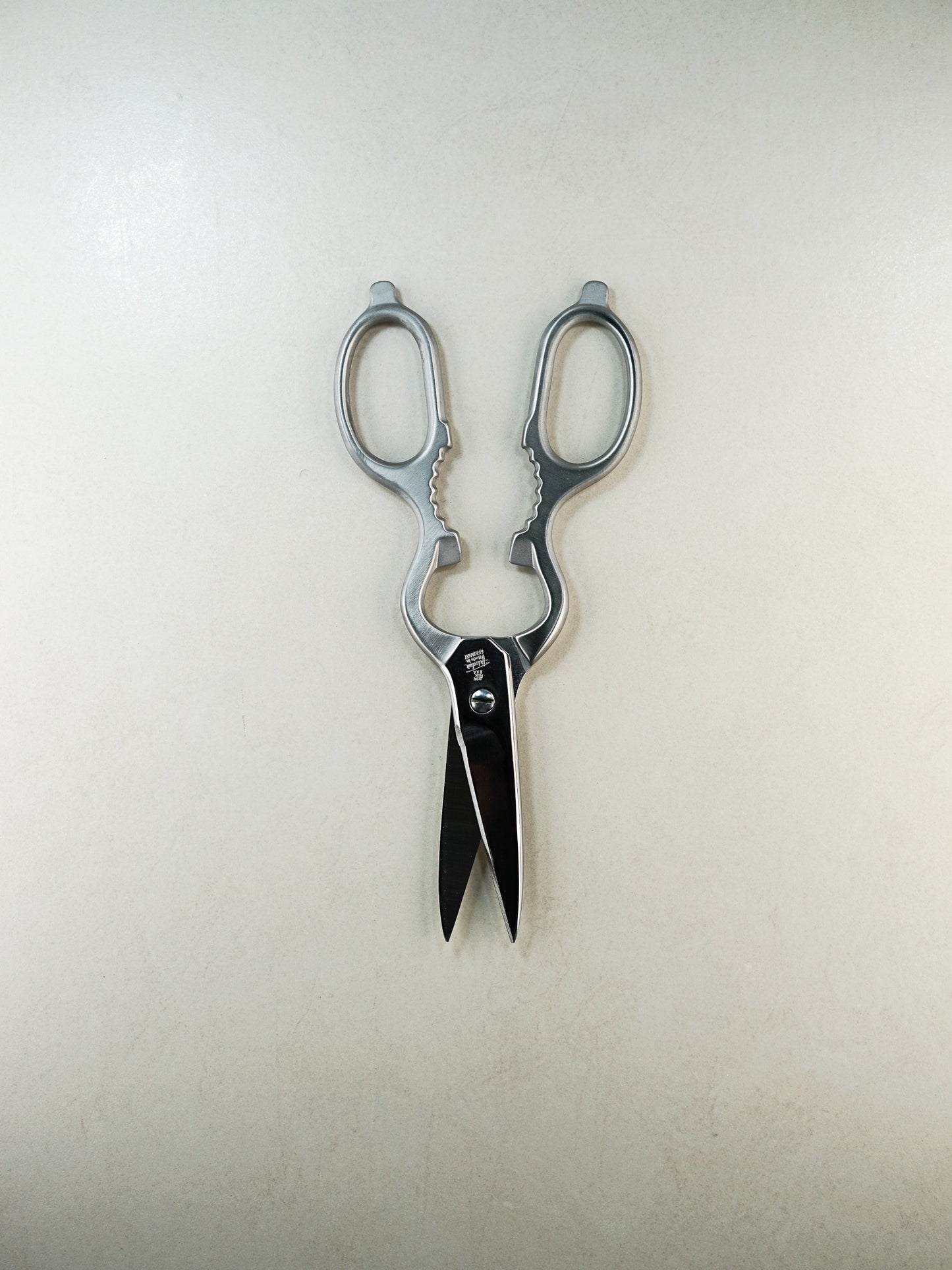 Universal scissors