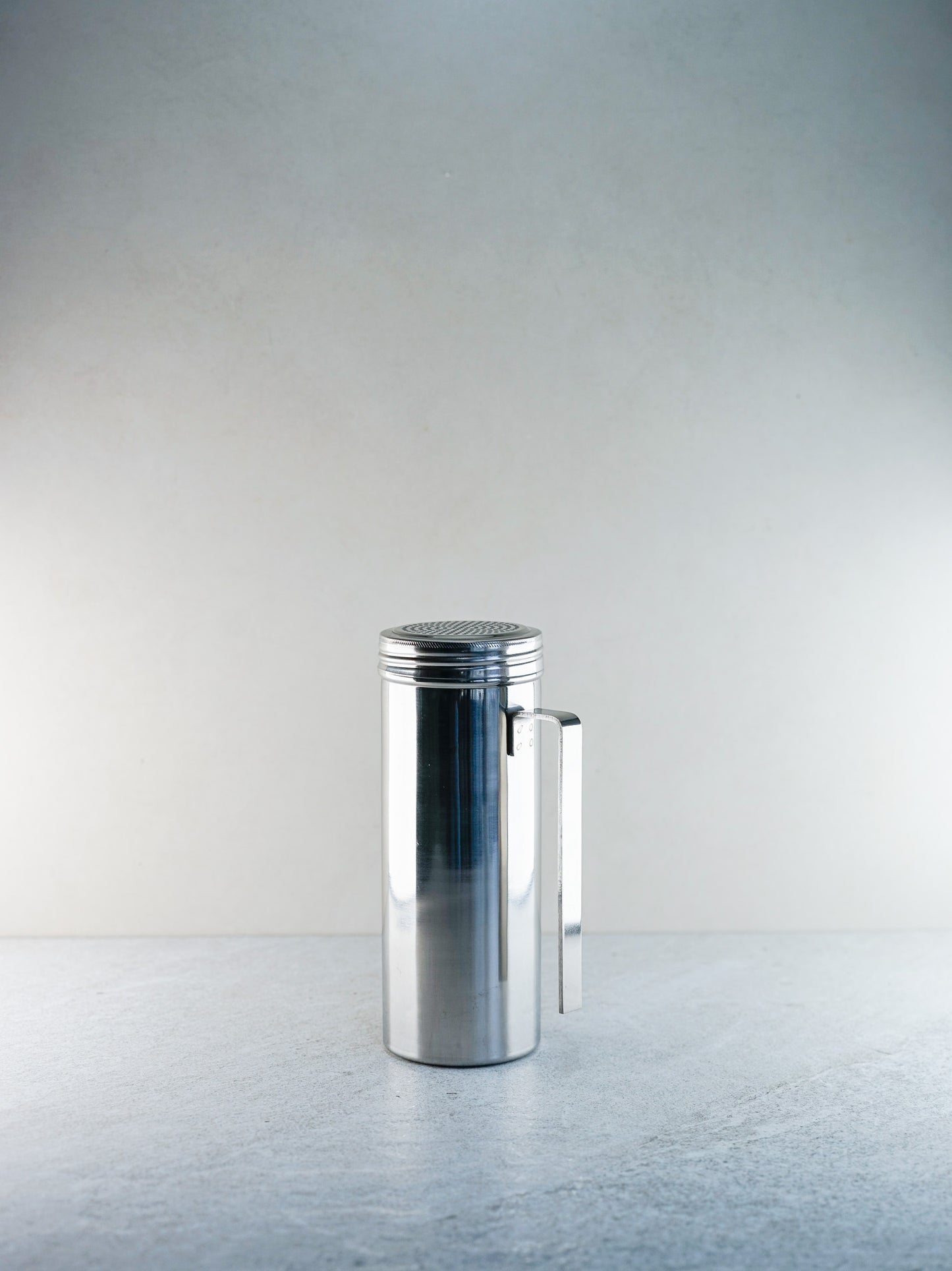 Sugar shaker with handle