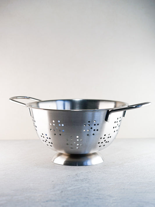 Colander on foot